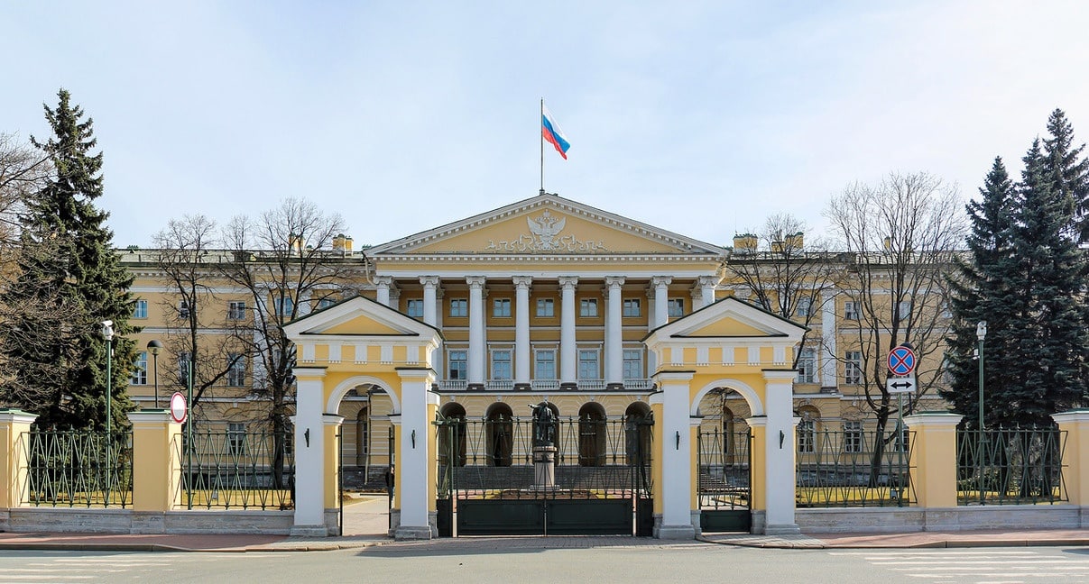 Не даём Смольному увязнуть в снегу